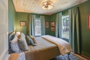 Ein Bett oder Betten in einem Zimmer der Unterkunft 4 Mi to Great Barrington Berkshires Retreat!
