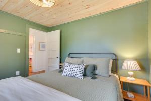 Ein Bett oder Betten in einem Zimmer der Unterkunft 4 Mi to Great Barrington Berkshires Retreat!