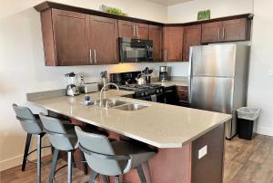 Η κουζίνα ή μικρή κουζίνα στο Luxury Condo in the Library Square District