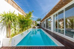 an infinity pool in the backyard of a house at Villa Casa Blanca, Bingin Beach in Uluwatu
