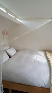 ein Schlafzimmer mit einem Bett in einem kleinen Zimmer in der Unterkunft Bed & Breakfast Markelo in Markelo