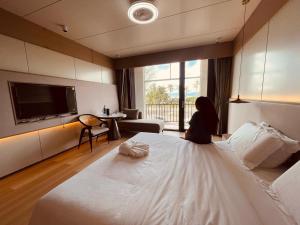 Grace Hotel客房内的一张或多张床位