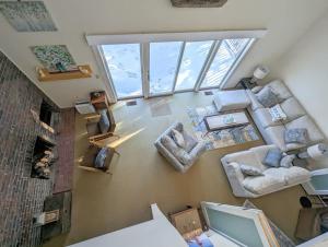 vista sul soffitto di un soggiorno con divani e camino di Oceanfront Crackling Cove Cottage Family firer pit slleeps 6 a Gouldsboro