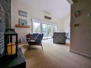 un soggiorno con sedia e tavolo di Oceanfront Crackling Cove Cottage Family firer pit slleeps 6 a Gouldsboro Altre 57 foto