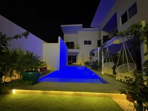eine Villa mit Swimmingpool bei Nacht in der Unterkunft Pierre and Colors TAMARINDO Adults only in Tamarindo + 15 Fotos