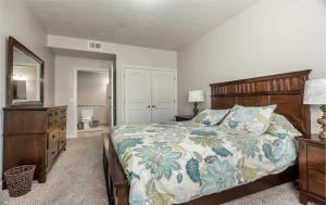 Ένα ή περισσότερα κρεβάτια σε δωμάτιο στο Downtown Condo Near Convention Center (Disability Access)
