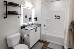 Koupelna v ubytování Convention Ctr-Spacious 2BR 2BA-Spa,Pool,Gym,Pkg