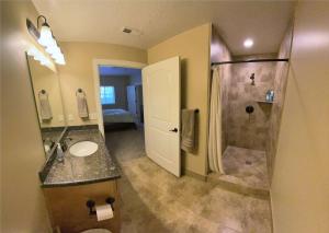 un baño con ducha y lavabo en 3-Bedroom Luxury Condo in the Heart of the City, en Salt Lake City 24 fotos más