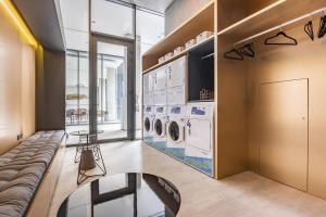 a laundry room with a washer and dryer at VN Millennium Faria Lima in São Paulo