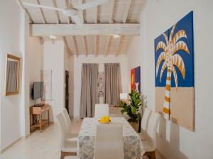 a dining room with a table and white chairs at Apartamento Benitez 301 by Zakher in Cartagena de Indias