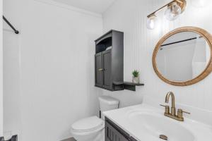 un bagno con lavandino, specchio e WC di MiniGolf-Hot Tub-Firepit-Games a Wilmington Altre 31 foto