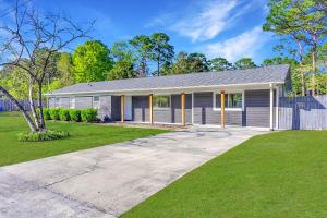 una grande casa con un vialetto d'accesso davanti di MiniGolf-Hot Tub-Firepit-Games a Wilmington