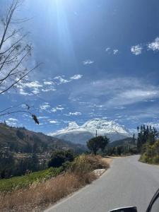 un camino sinuoso con montañas nevadas en la distancia en Villa Buenaventura, en Caraz 3 fotos más