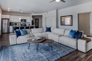 Posezení v ubytování Convention Ctr-Spacious 2BR 2BA-Spa,Pool,Gym,Pkg