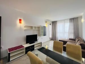 A television and/or entertainment centre at Sea View Rental Front Beach
