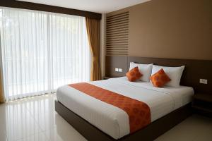 Ban Khlong HaengKT8 Hotel AoNang的一间卧室，配有一张大床和一扇大窗户。