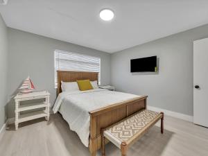 Кровать или кровати в номере Cozy 1BR Seaside Steps to Hollywood Beach More