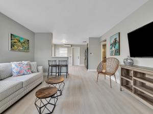 Телевизор и/или развлекательный центр в Cozy 1BR Seaside Steps to Hollywood Beach More