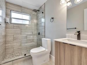 Ванная комната в Cozy 1BR Seaside Steps to Hollywood Beach More +24 фотографии
