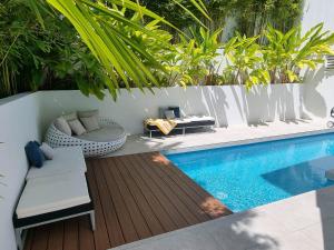 Bazén v ubytování Vue One Nelson Bay Waterfront Luxury nebo v jeho okolí