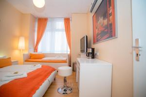 Una cama o camas en una habitación de City Guesthouse Pension Berlin