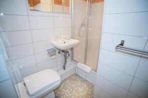 Ванна кімната в City Guesthouse Pension Berlin