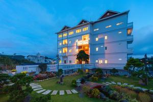 Κήπος έξω από το CandlePine Suites - Khách sạn căn hộ