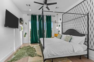 a bedroom with a bed and a ceiling fan at Elegant home with Houston cityscape and rooftop in Houston