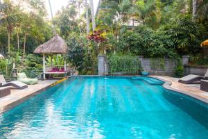 uma piscina num resort com um gazebo em Narasoma Homestay & Retreat em Ubud