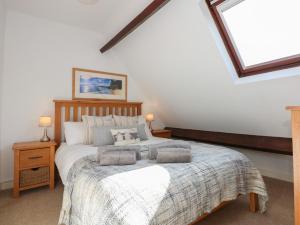 a bedroom with a bed with two pillows on it at Hafan Bach - 233 Cae Du in Abersoch