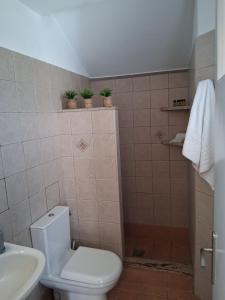 Koupelna v ubytování Petala House