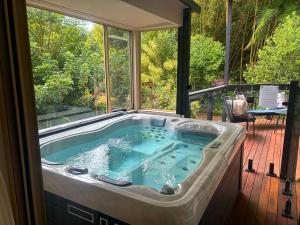 蒙特维尔ELEVATA VILLA Luxe Spa Jacuzzi - Wood Fire - Claw Bath - Pet Friendly的一个带窗户的房子内的按摩浴缸