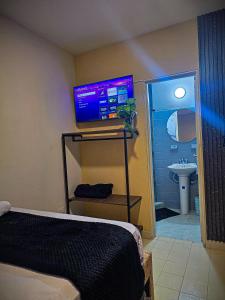 TV a/nebo společenská místnost v ubytování Urban Hostal Barrancabermeja