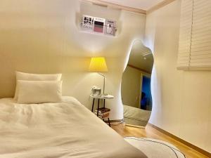 Postel nebo postele na pokoji v ubytování Hongdae station 5min Full option