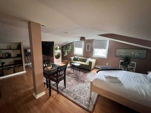 ハリファックスにあるIdeal Stay for City Explorers, Unit #5のベッドとリビングルームのある寝室