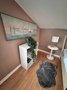 ハリファックスにあるIdeal Stay for City Explorers, Unit #5のベッド1台と植物のあるテーブルが備わる部屋