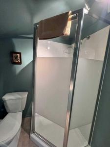 ハリファックスにあるIdeal Stay for City Explorers, Unit #5のバスルーム(シャワーブース、トイレ付) +2枚の写真