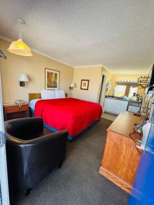 a bedroom with a bed with a red bedspread at Oak Grove Inn in Branson +48 photos