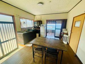 Dapur atau dapur kecil di オーシャンフロントで夕日眺めながら海水浴とバーベキュー出来る1日1組の貸し切り絶景宿トリノウタ +37 gambar