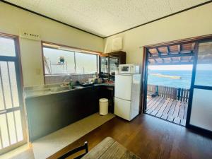Dapur atau dapur kecil di オーシャンフロントで夕日眺めながら海水浴とバーベキュー出来る1日1組の貸し切り絶景宿トリノウタ