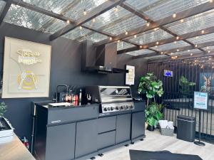 una cucina con un piano cottura e un forno in una stanza di Wild Kea Lodge Franz Josef a Franz Josef