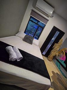 Postel nebo postele na pokoji v ubytování Urban Hostal Barrancabermeja
