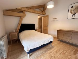Posteľ alebo postele v izbe v ubytovaní Gîte chaleureux avec terrasse, pêche, randonnées et équipements modernes au cœur du Haut Forez - FR-1-496-285