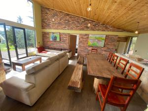 a living room with a couch and a table at Casa Quinta Mozart in Guatavita