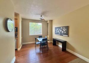 Μια τηλεόραση ή/και κέντρο ψυχαγωγίας στο Modern Townhome Near the Center of the City