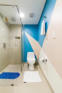 une salle de bain avec toilettes et douche en verre dans l'établissement Paraíso en Cartagena Confort Privado con Amenidades de Hotel, à Carthagène des Indes