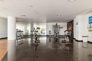 une salle de sport avec plusieurs vélos d'exercice dans une pièce dans l'établissement Paraíso en Cartagena Confort Privado con Amenidades de Hotel, à Carthagène des Indes