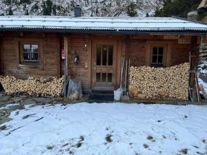 Rustic Hut Salzburg near Ski Slopes v zime