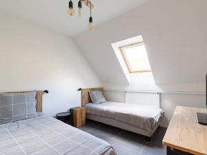 una camera da letto con due letti e una finestra di Duplex rénové 6 pers avec vue sur lac à Loudenvielle - FR-1-695-72 a Loudenvielle