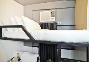 Postel nebo postele na pokoji v ubytování mySTAY Hotel BGC South